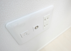 個室には有線LANとTV端子が標準装備